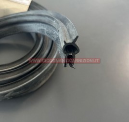 GUARNIZIONE ANTERIORE CAPOTE